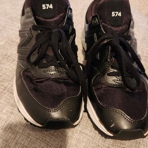 New Balance - all black